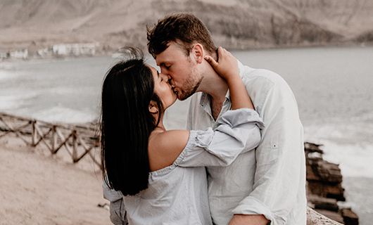 Lars zoent Andrea bij de waterkant