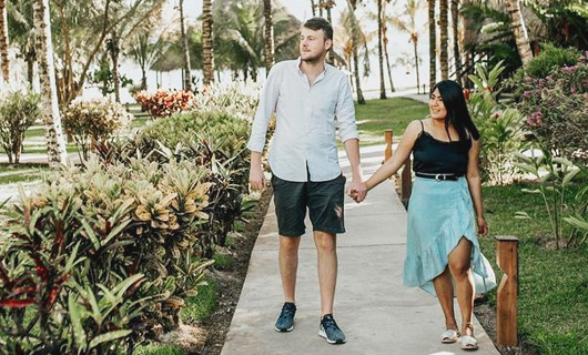 Lars en andrea lopen over een pad met tropische planten