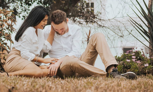 Lars en Andrea zitten samen in het gras