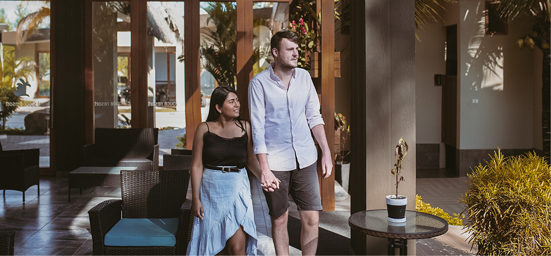 Lars en Andrea lopen hand in hand een café uit