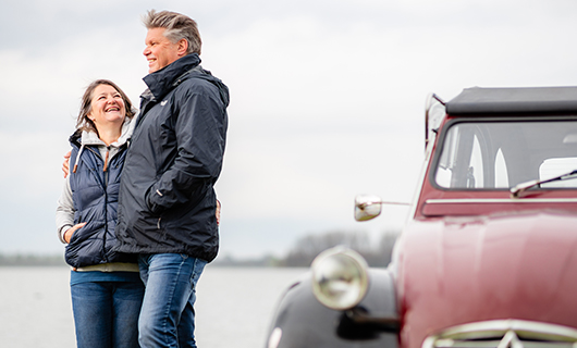 Pieter en zijn vrouw staan bij hun Lelijke Eend