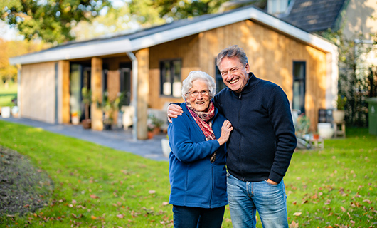 Gerben en zijn schoonmoeder staan voor de kangoeroewoning.