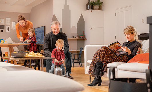 met 3 generaties in de woonkamer van de mantelzorgwoning