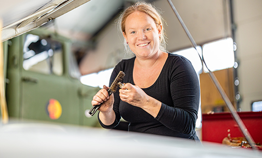 Jolien onder de motorkap van haar oldtimer