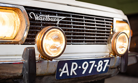 De grille en kentekenplaat van Joliens oldtimer