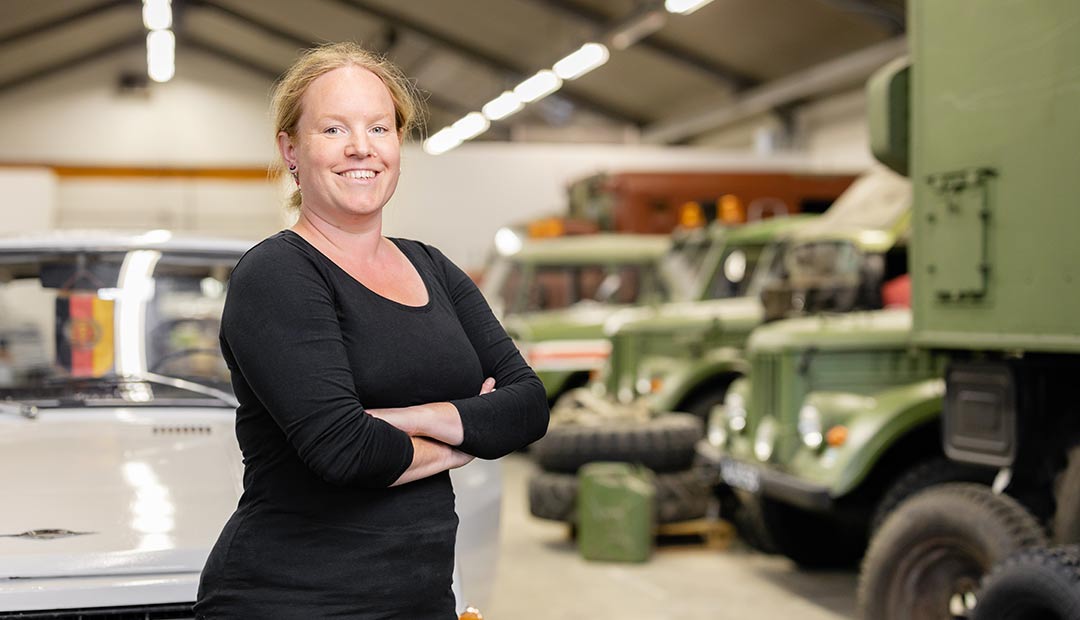 Jolien staat trots in haar garage