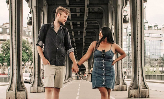 Lars en Andres poseren verliefd onder een viaduct