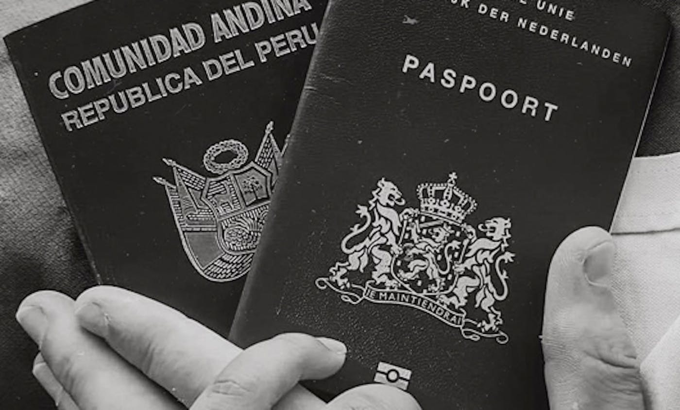 zwart-wit foto van een Nederlands en een Peruaans paspoort