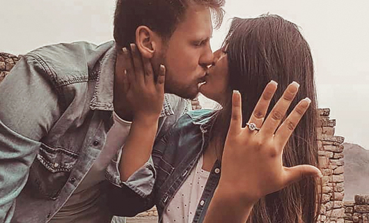 Andrea showt de ring aan haar ringvinger terwijl Lars haar zoent