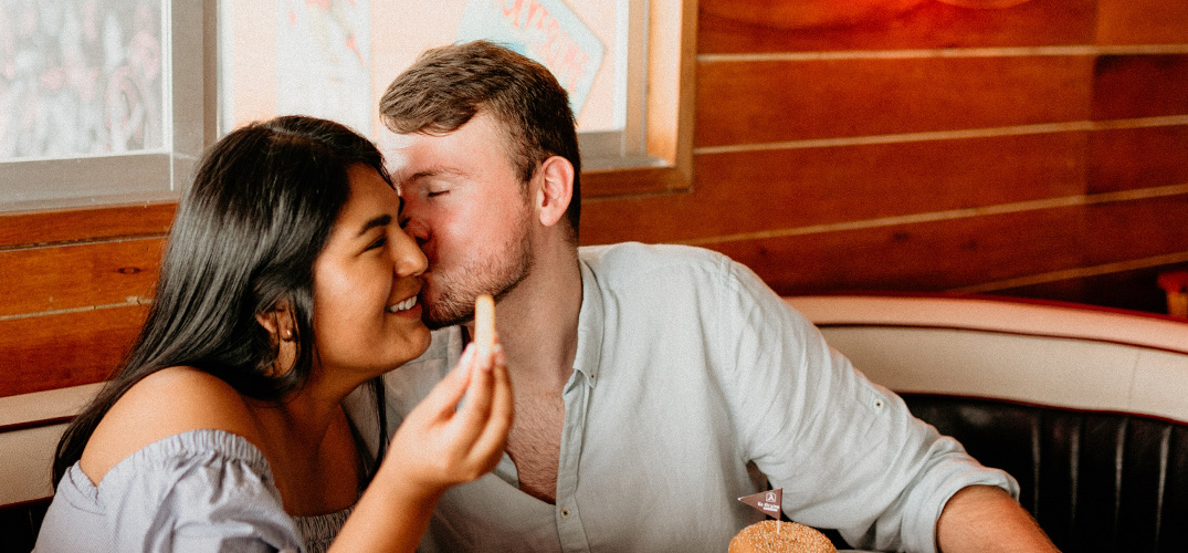 Lars en Andrea zitten in een eetcafé