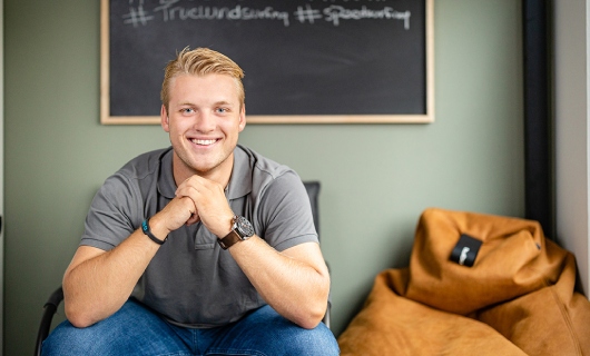 Jens zit in zijn studentenkamer