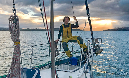 Werner zit op de boeg van zijn zeilboot