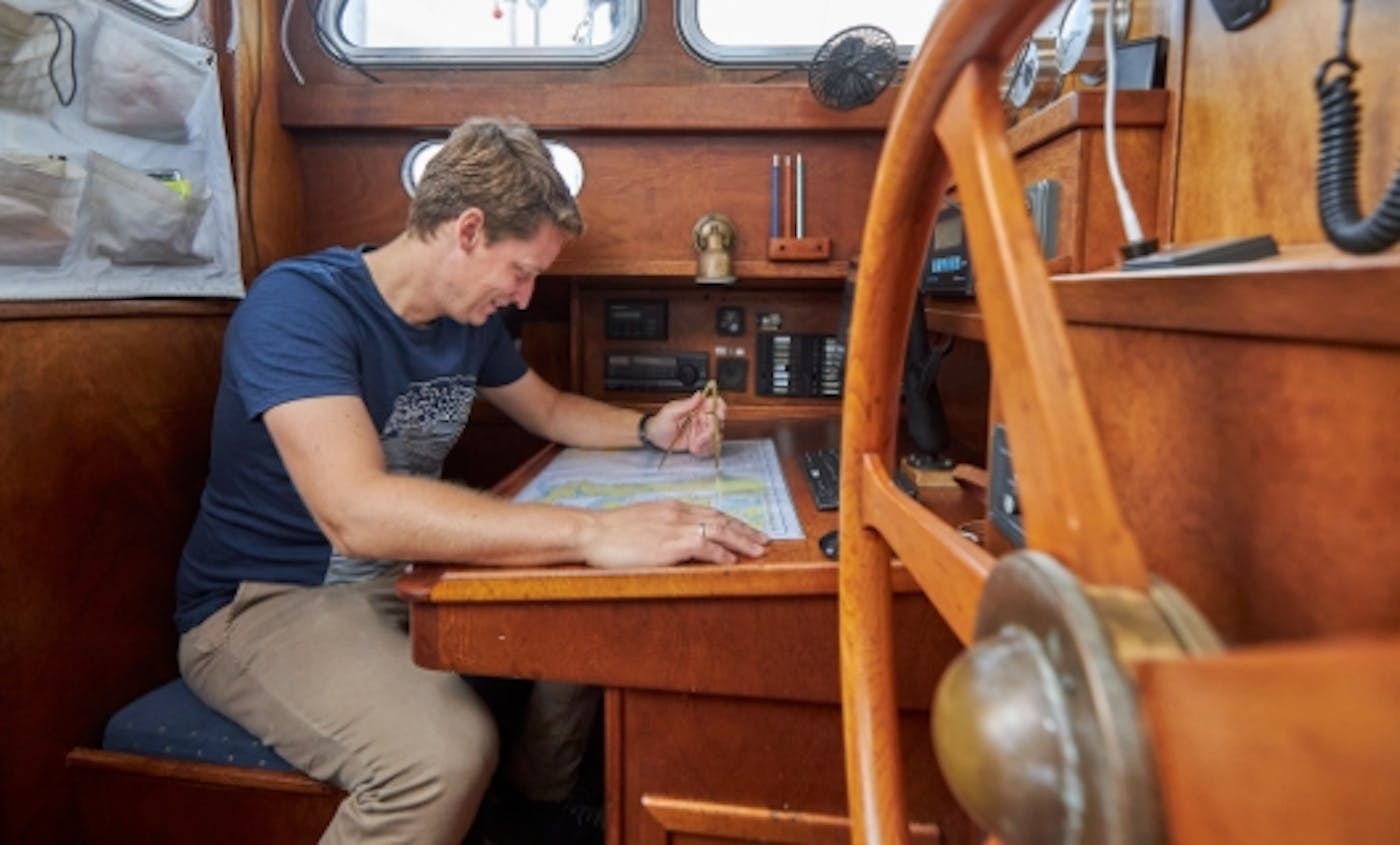 Bjorn kijkt in de boot op vaarkaart
