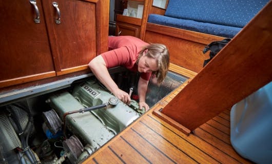 Linda controleert de motor in de boot
