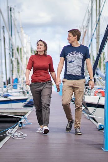 Linda en Bjorn lopen over de steiger in de haven