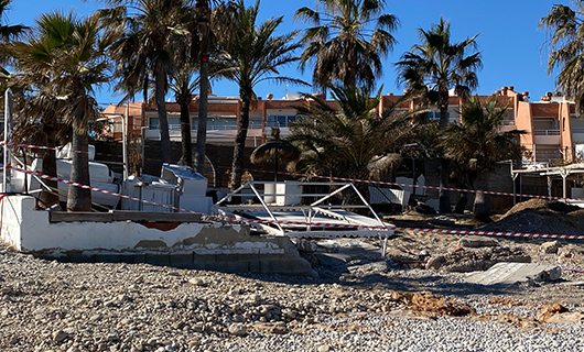 bouwval met palmbomen op de achtergrond