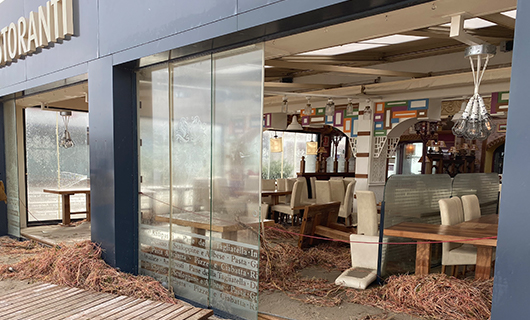 restaurant met puin op de grond