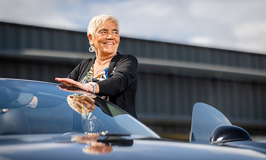 Miep stapt in haar Porsche