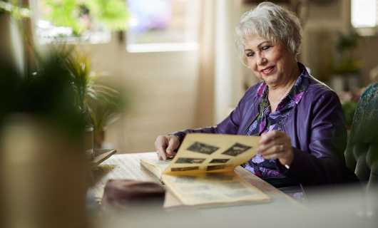 Lenne bekijkt fotoalbum aan de eettafel