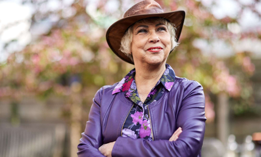 Mevrouw met houd en armen over elkaar 