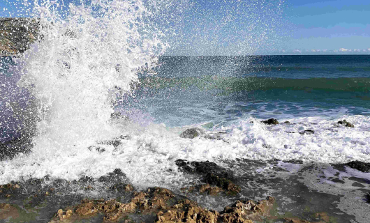 Zee slaat op de rotsen