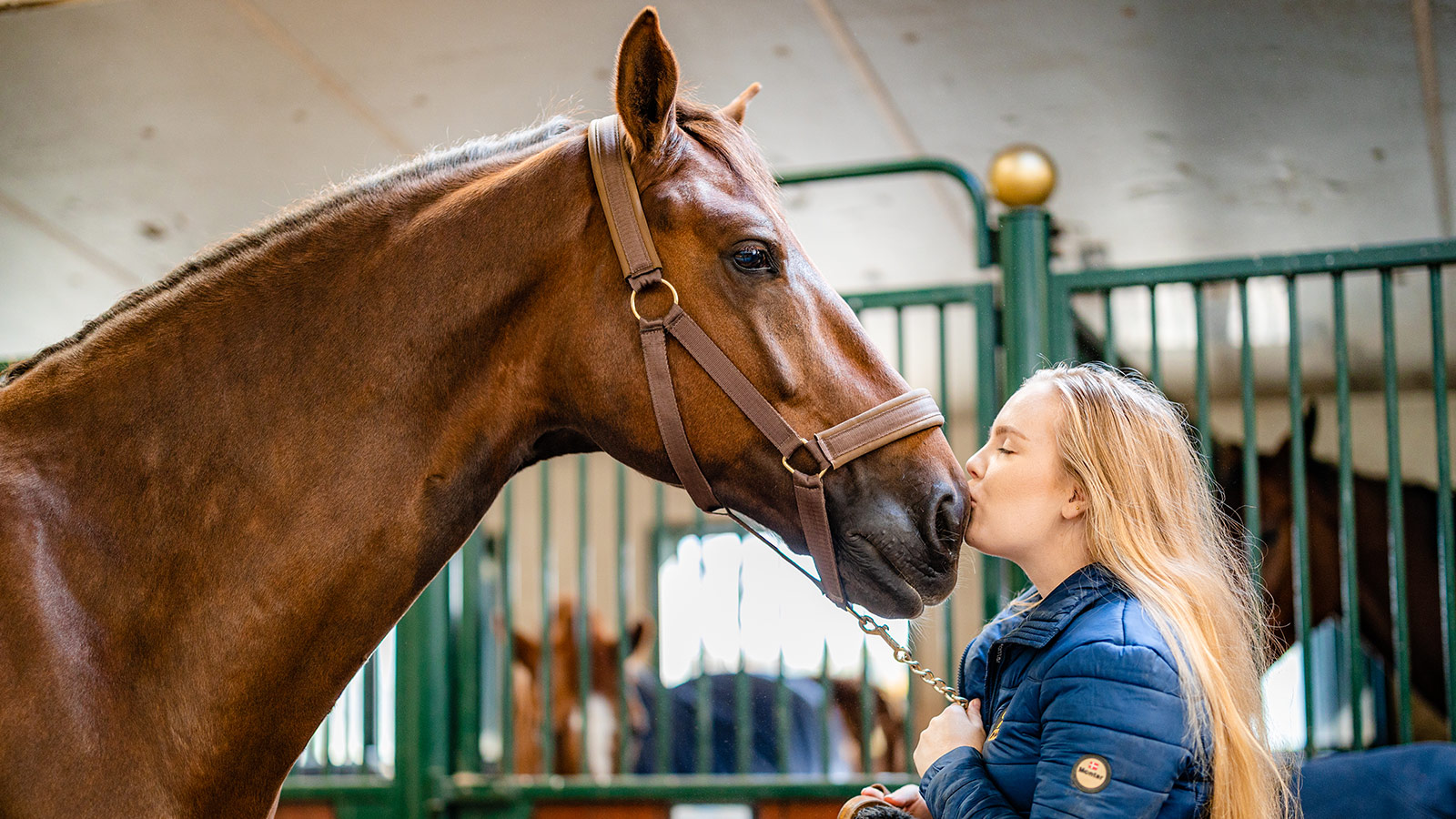 Esra geeft haar paard een kus op de neus