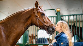 Esra geeft haar paard een kus op de neus