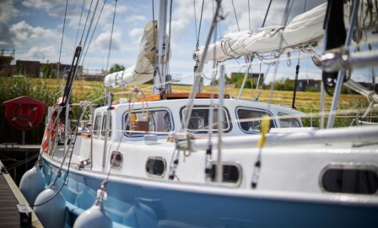 Zeilboot ligt in de haven