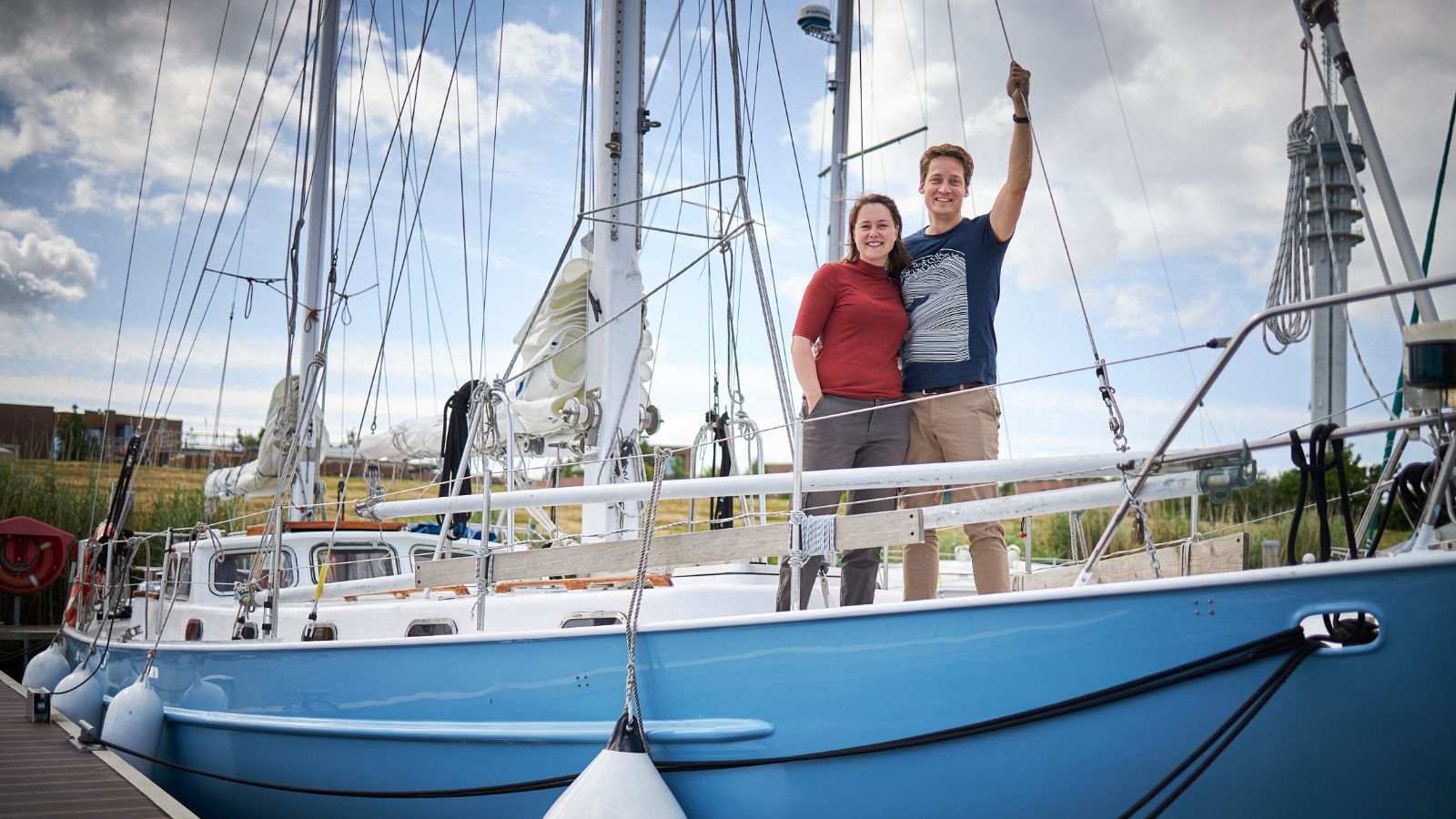 Bjorn en Linda staat op de zeilboot te zwaaien