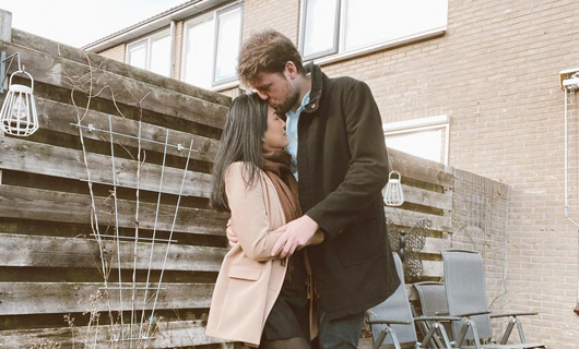 Lars en Andrea in hun achtertuin in Nederland