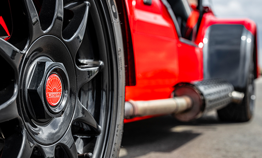 De band van Martijns rode sportauto