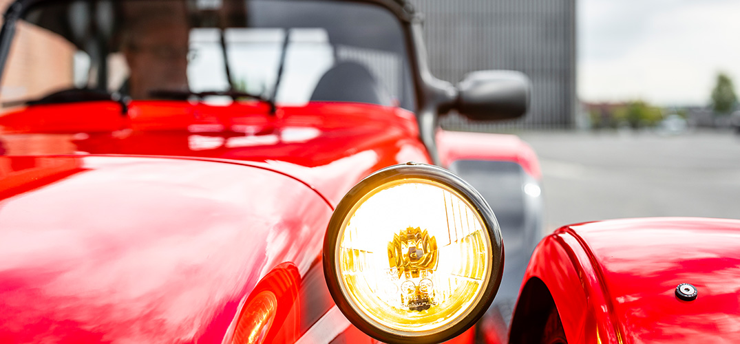 Koplamp van een rode sportauto