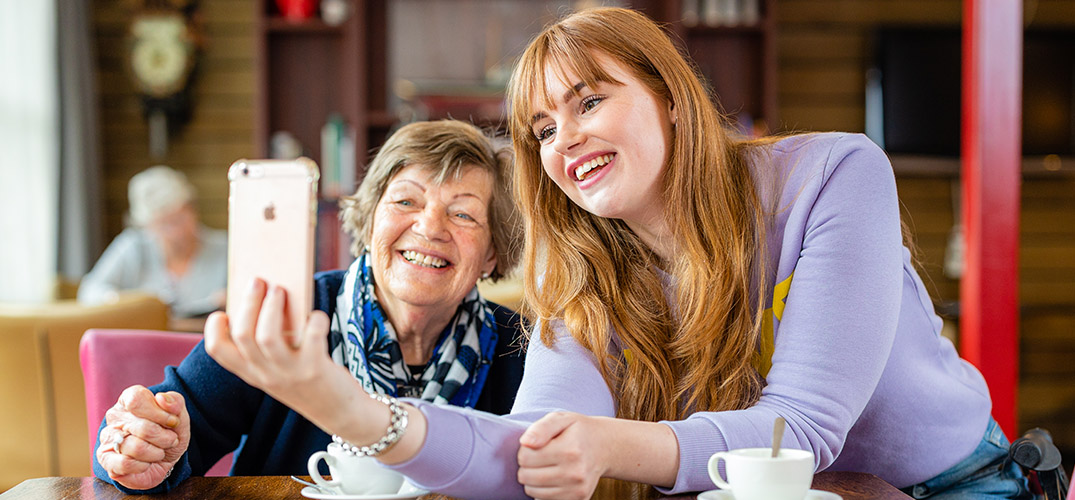 Anouk en haar oma maken samen een selfie