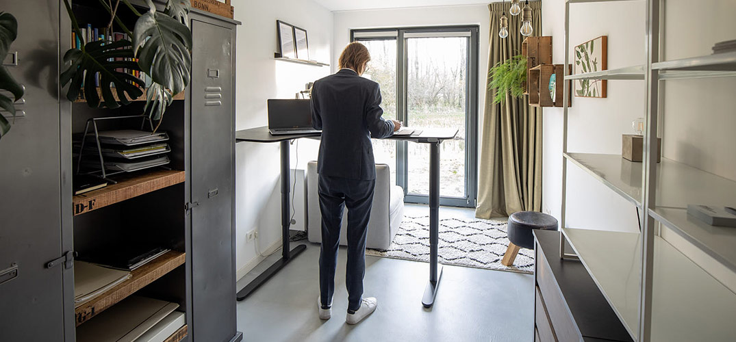 Mart staand achter zijn bureau