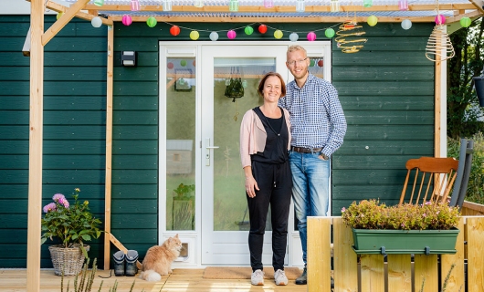 Daan en Annelies staan voor hun tiny house