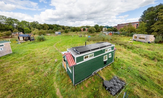 Tiny house van Daan en Annelies vanuit de lucht gezien