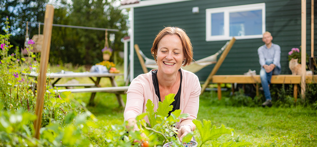 Annelies in de tuin voor haar tiny house