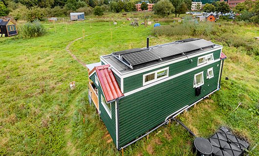 achteraanzicht van de  tiny house van Daan en Annelies