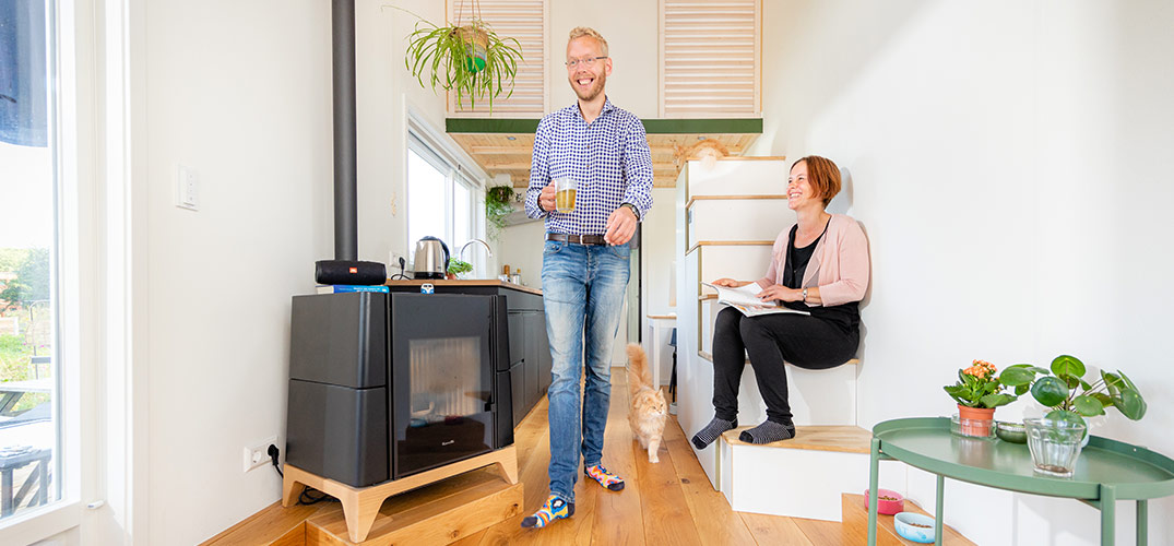 Daan en Annelies in hun tiny house