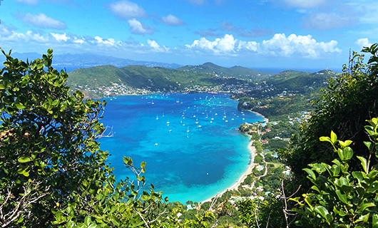 Uitzicht op blauwe zee