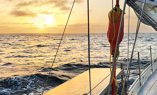 Uitzicht vanaf zeilboot over de zee