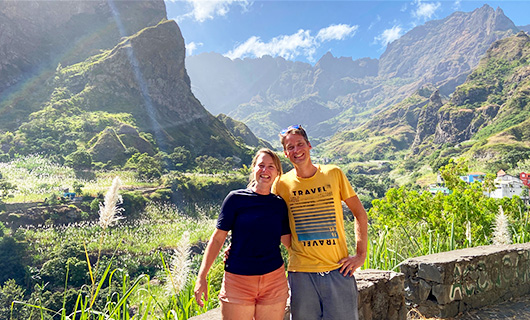 Bjorn en Linda poseren voor berg