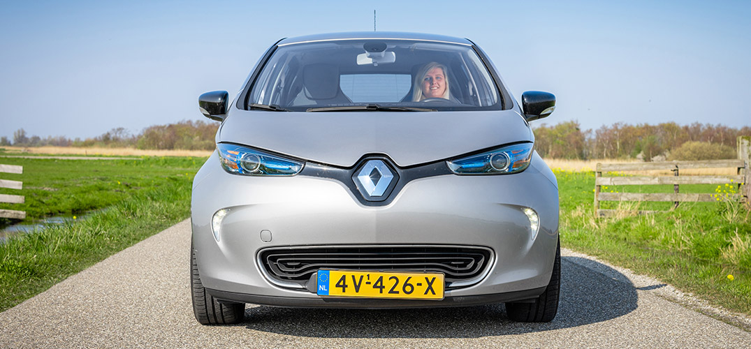 Vooraanzicht van Jolien in haar elektrische auto