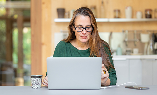 Tanja werkt achter haar laptop