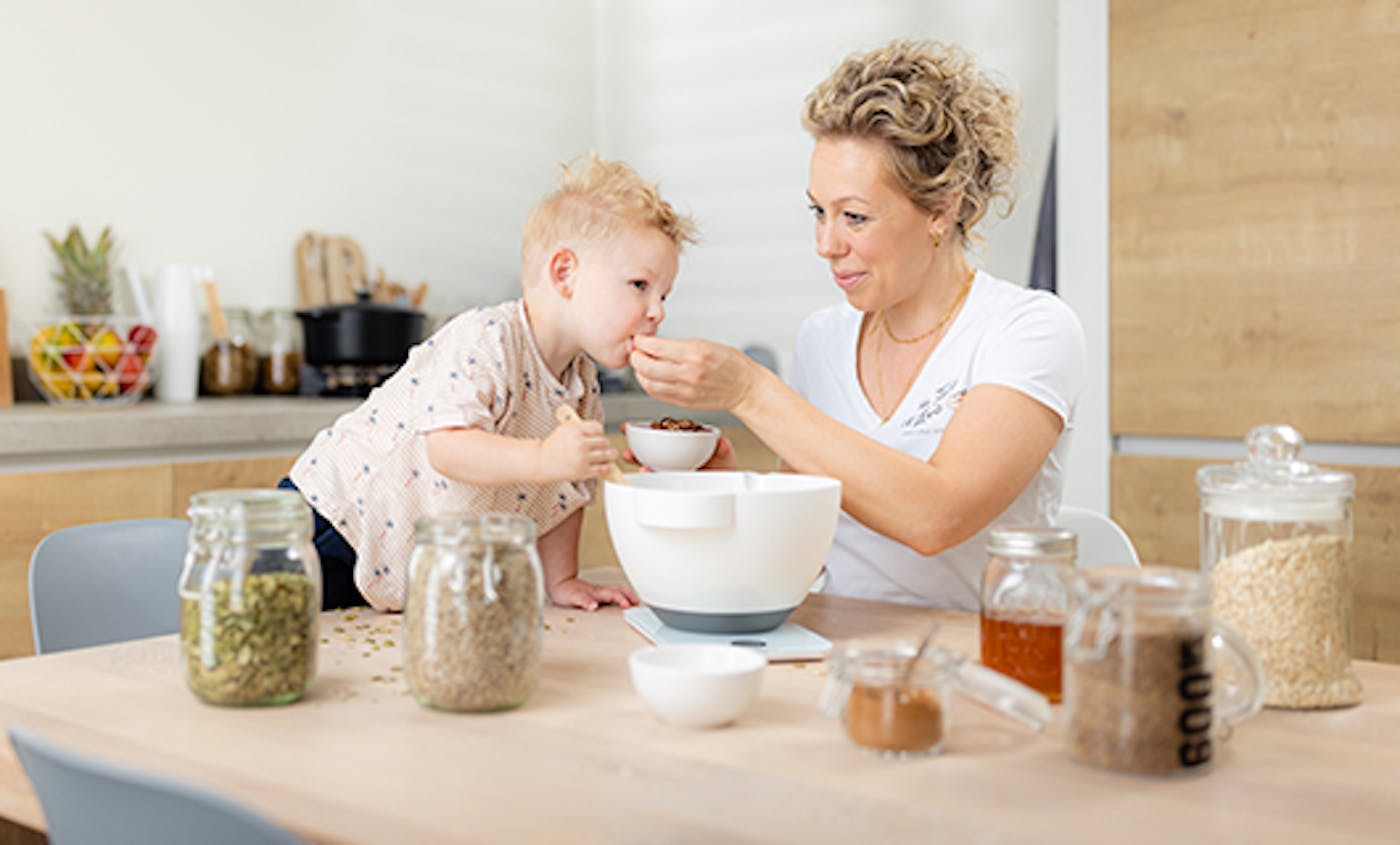 Grietje laat haar zoontje Niek proeven van de zelfgemaakte granola