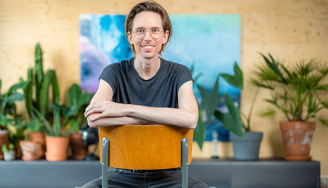 Mart zit achterstevoren op zijn stoel