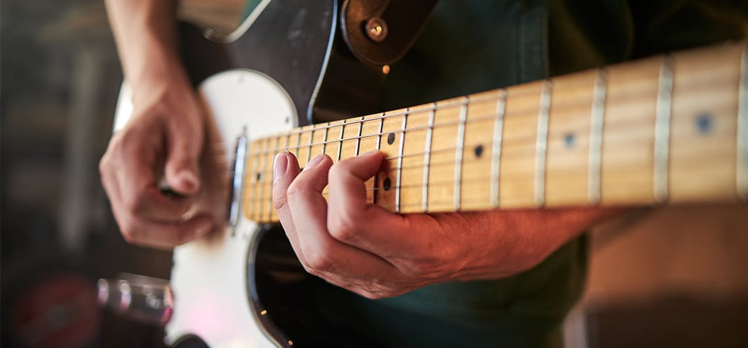 close-up van handen die gitaar spelen