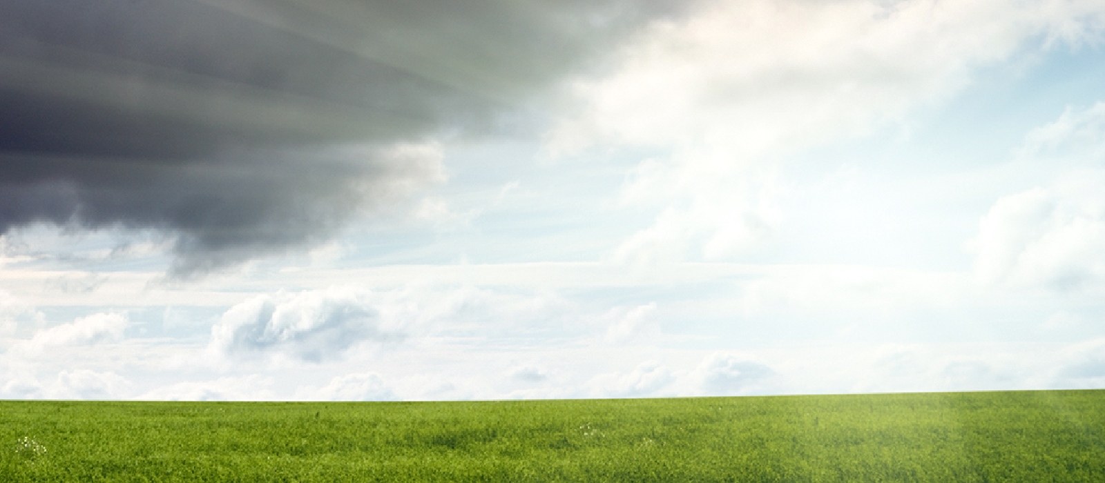 landschap met lichte wolken en de storm verdwijnt