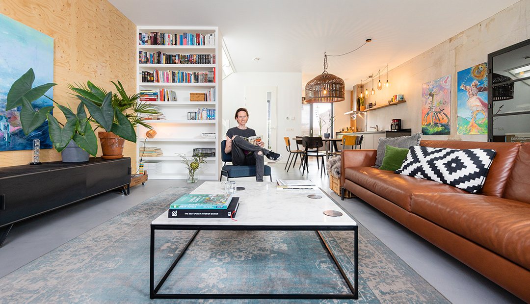 Mart leest in de woonkamer van zijn nieuwbouwwoning