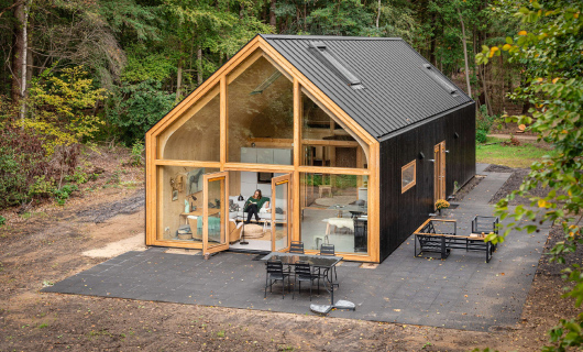 Houten huis in de natuur midden in het bos